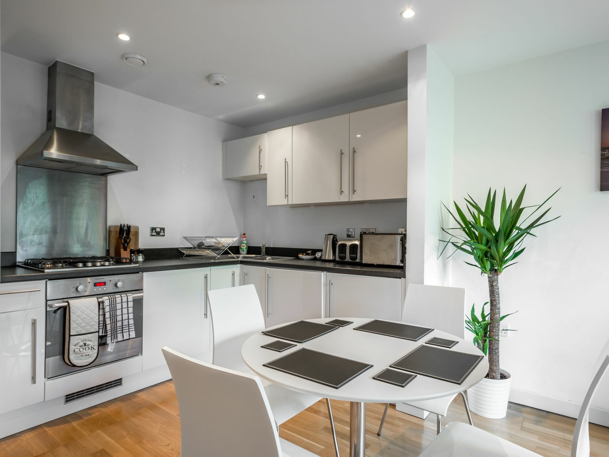 City Center Apartment Бедфорд Екстериор снимка